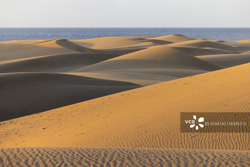 阳光明媚的日子里，西班牙大加那利岛拉斯帕尔马斯的马斯帕洛马斯沙丘图片素材