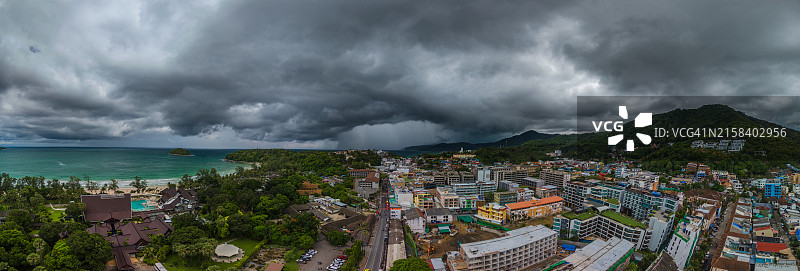 海边城市全景航拍：暴雨与乌云图片素材