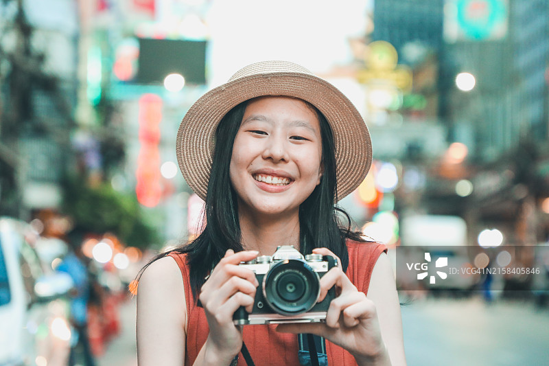 年轻女背包客肖像图片素材