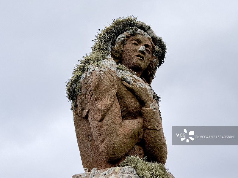 墓地的老旧雕塑图片素材