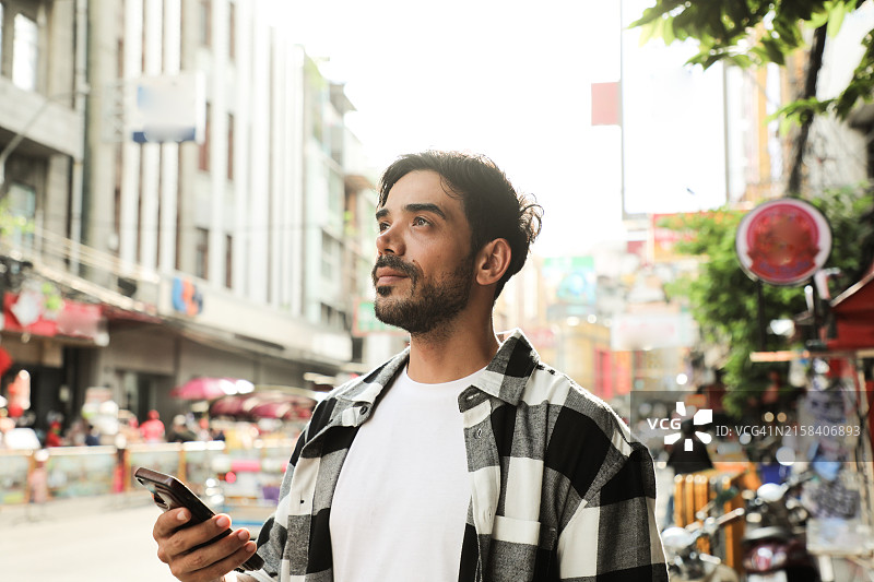 使用智能手机的阿拉伯男子图片素材