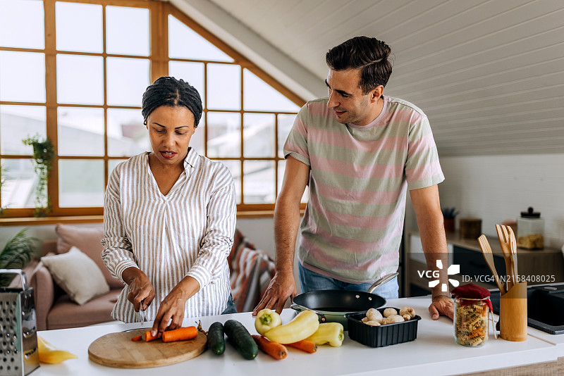 情侣厨房共同制作健康餐图片素材