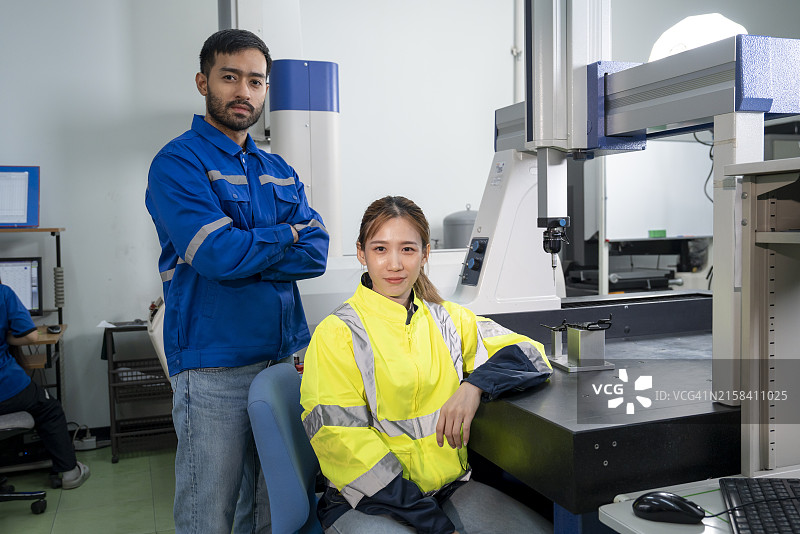 工程师在CMM质量控制中工作图片素材