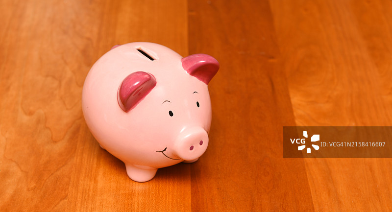 带有留白区域的储蓄罐图片素材