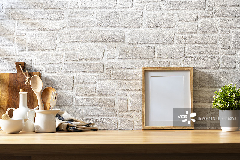 厨房台面上的空画框图片素材
