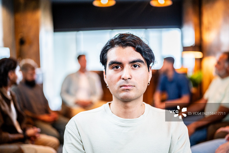 在精神健康中心的男性团体治疗中的年轻男子肖像图片素材