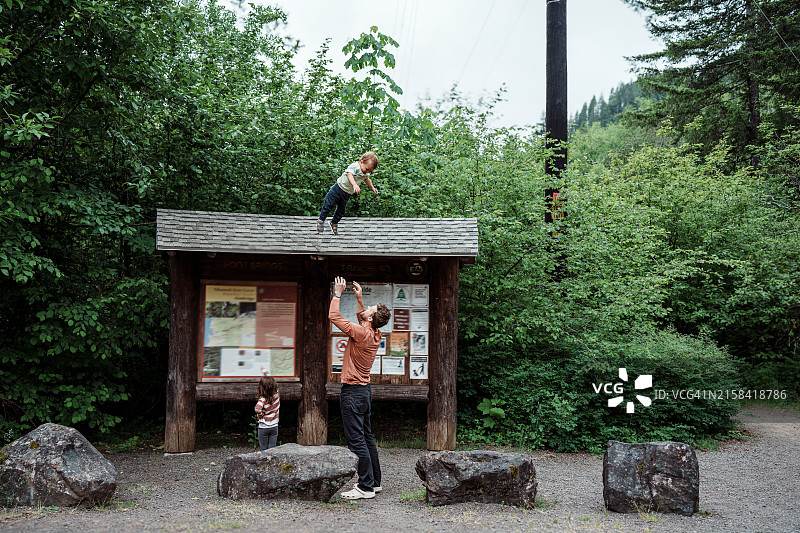 爸爸和两个孩子在俄勒冈州蒂拉穆克国家森林游玩图片素材