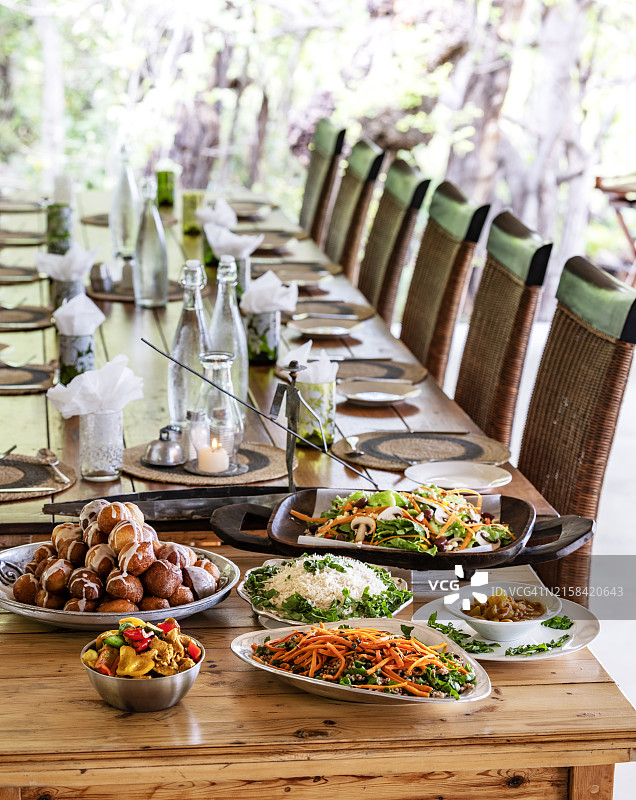 博茨瓦纳豪华帐篷狩猎小屋餐厅餐桌上摆放的精美彩色食物图片素材