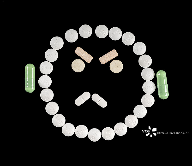 愤怒表情符号与药丸图片素材