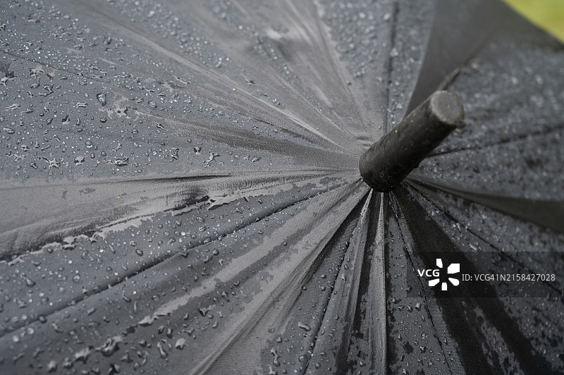 雨天里沾满雨滴的伞图片素材