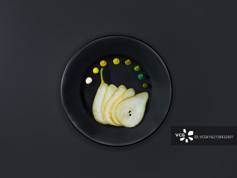 黑色背景下盘中食物的俯视照片图片素材