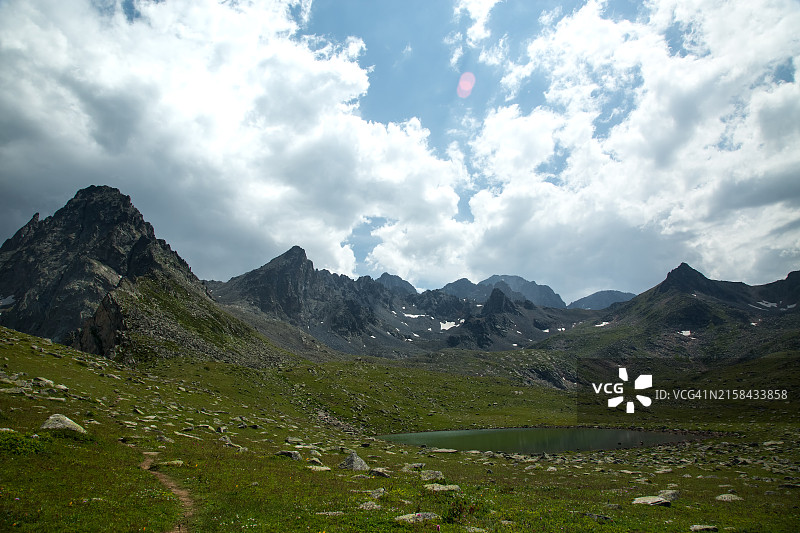 山对着天空的美景图片素材