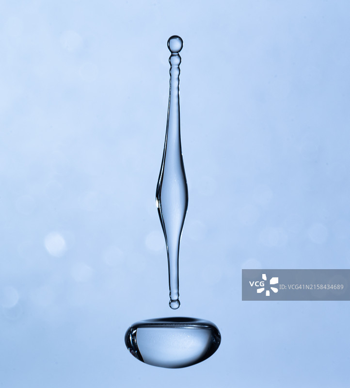 水花在白色背景下飞溅的特写图片素材