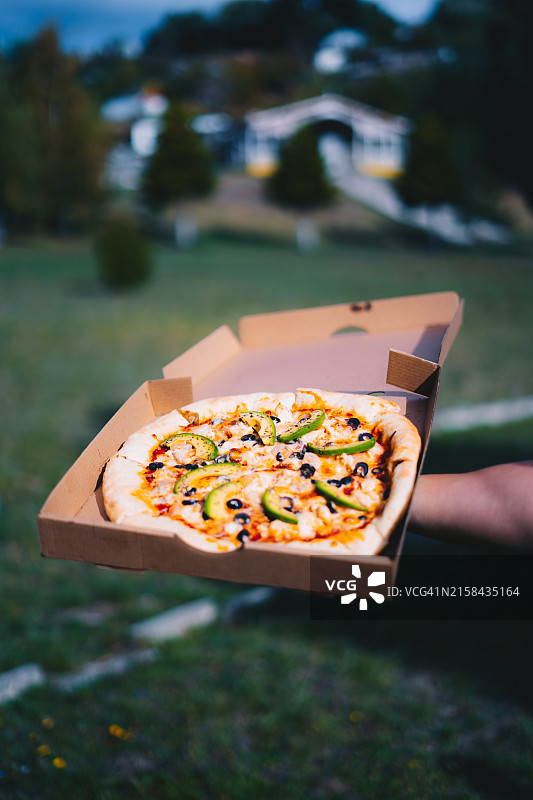 裁剪的手拿着披萨盒图片素材