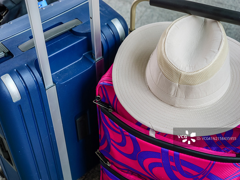 夏日假日和旅行主题-他和她的旅行箱与假日帽子图片素材