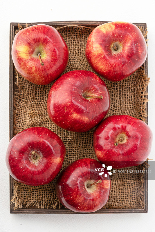 巴基斯坦，桌子上篮子里的苹果图片素材