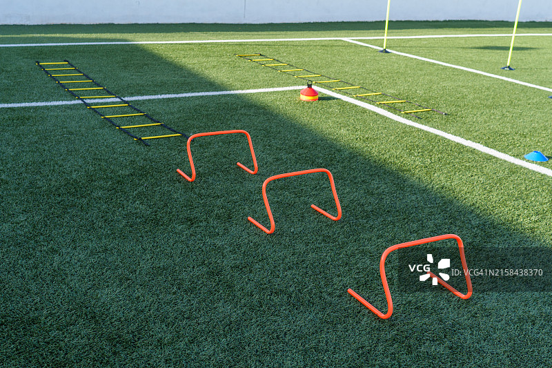 绿色足球场和橄榄球场上的运动锥桶图片素材