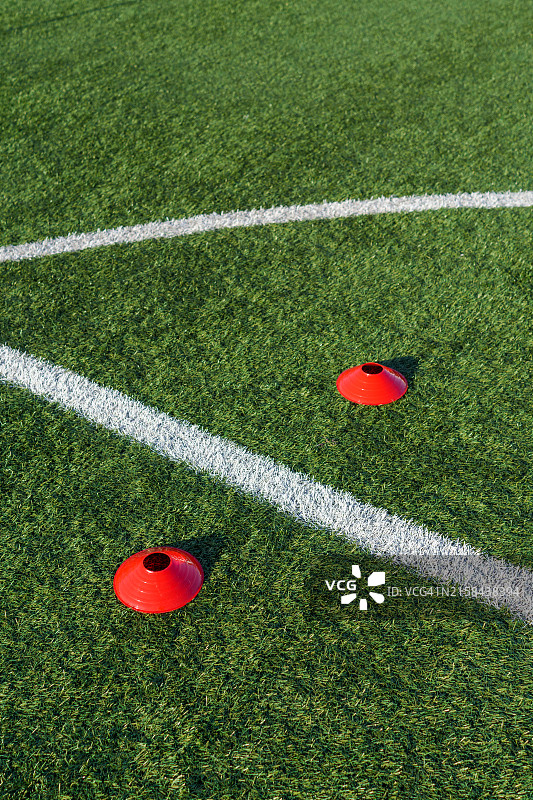 绿色足球场和橄榄球场上的运动锥桶图片素材