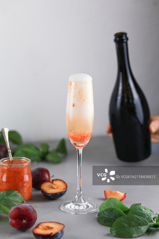 桌子上的饮料特写图片素材