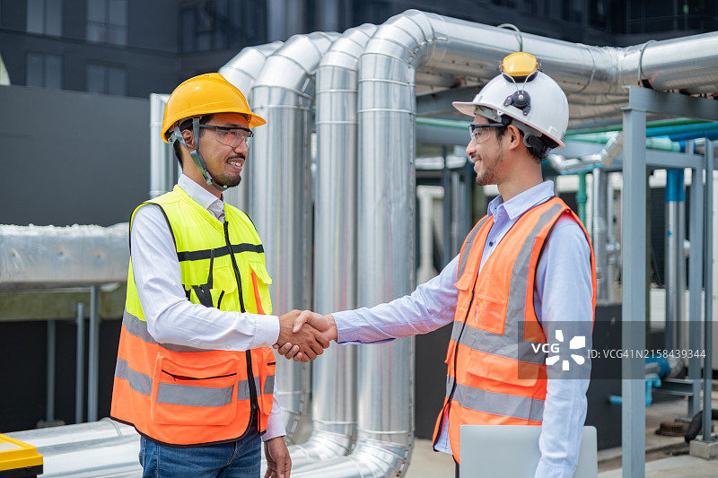 工业检查中的工程师，高层公寓使用大型热水器图片素材