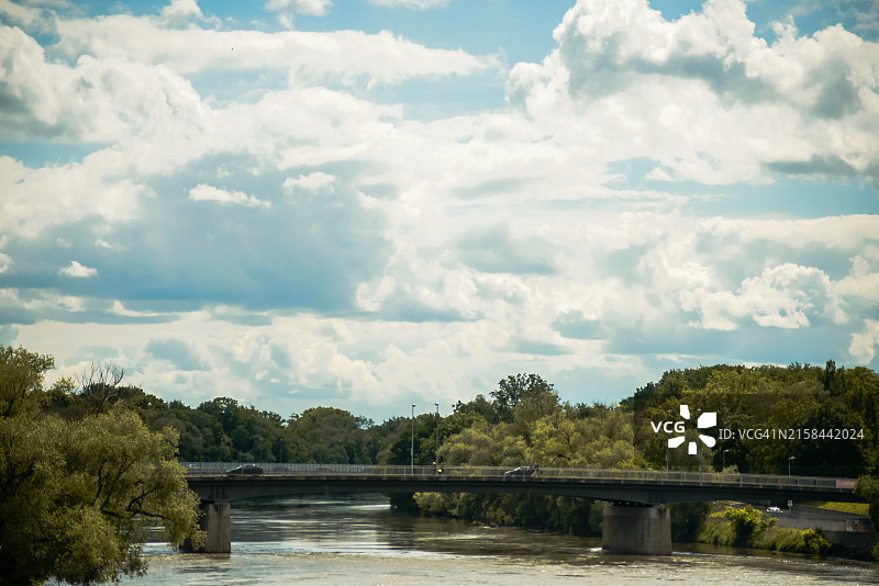 河对天空的美景图片素材