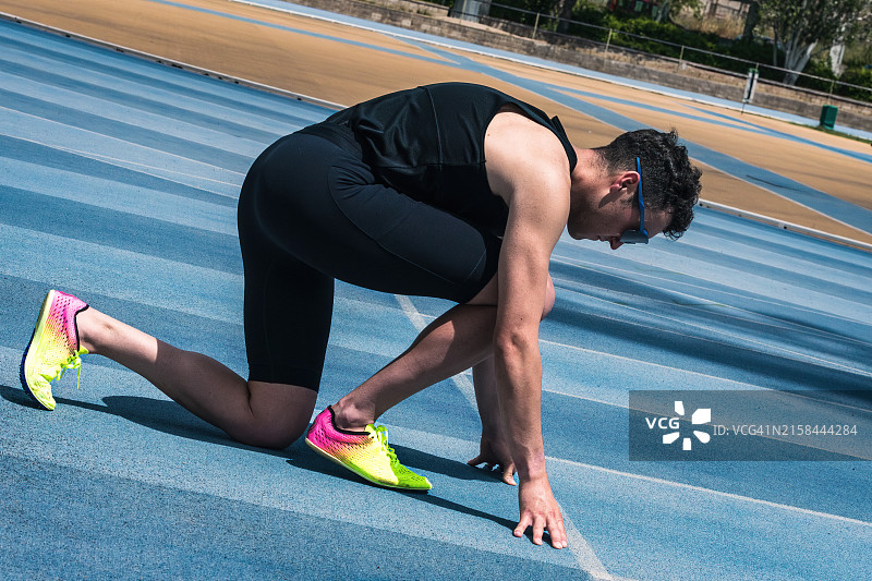 在运动跑道上锻炼的女子全身照图片素材