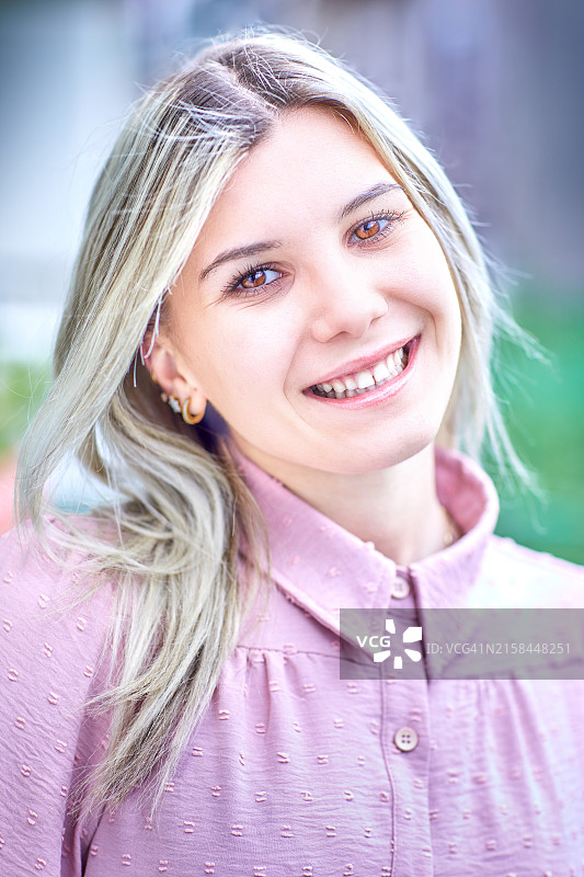 微笑的年轻女子的肖像图片素材