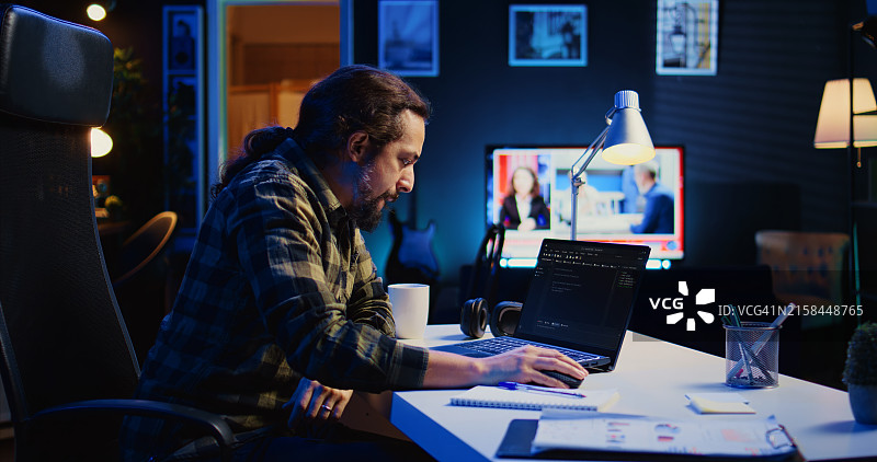 工作到深夜的年轻人图片素材