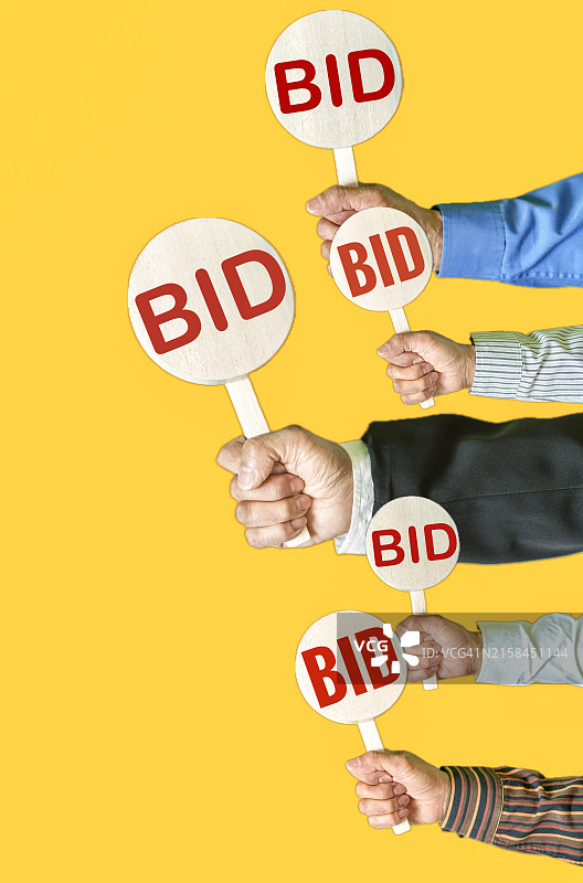举着投标牌的商人图片素材