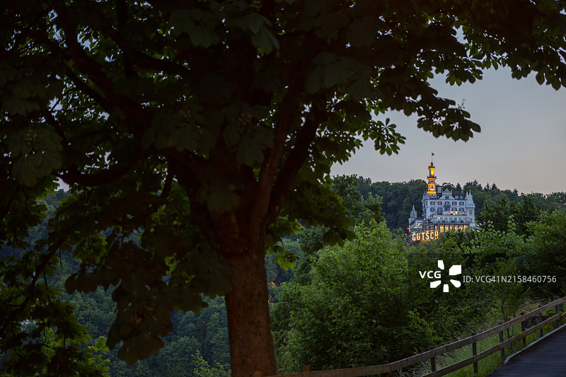 瑞士琉森古奇城堡黄昏森林景色图片素材