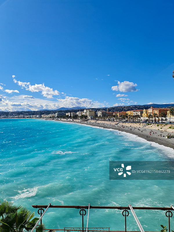 湛蓝的天空衬托着美丽的海景图片素材