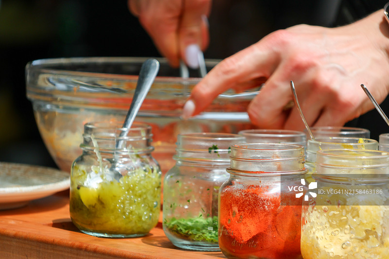 女子准备食物图片素材