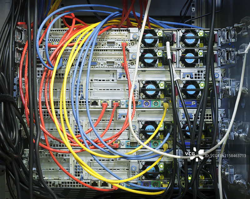 数据中心服务器连接的彩色电缆图片素材