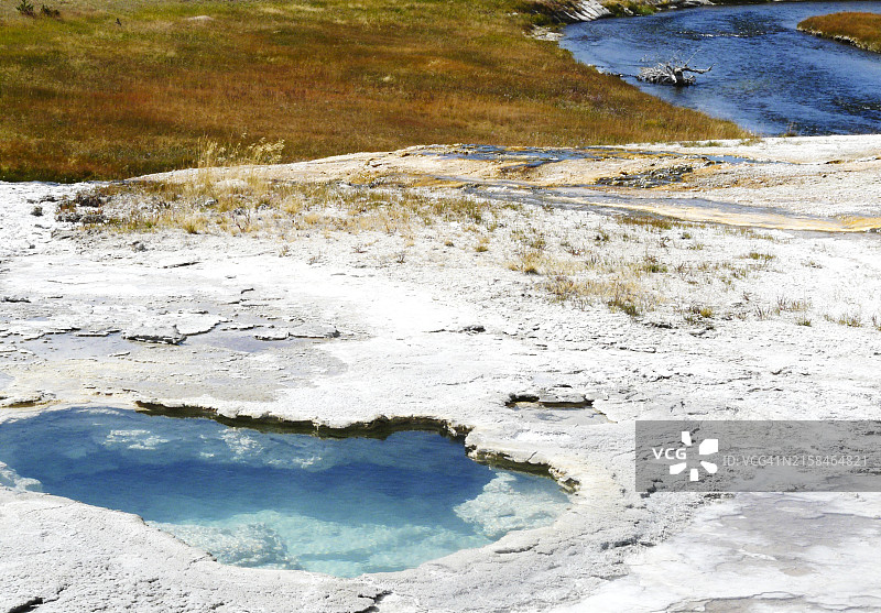 美国怀俄明州黄石国家公园湖泊高角度视图图片素材