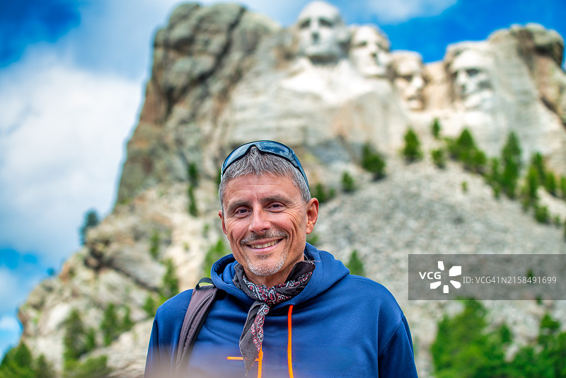 快乐的男人参观南达科他州拉什莫尔山图片素材