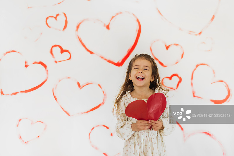 小女孩手中的红色爱心图片素材