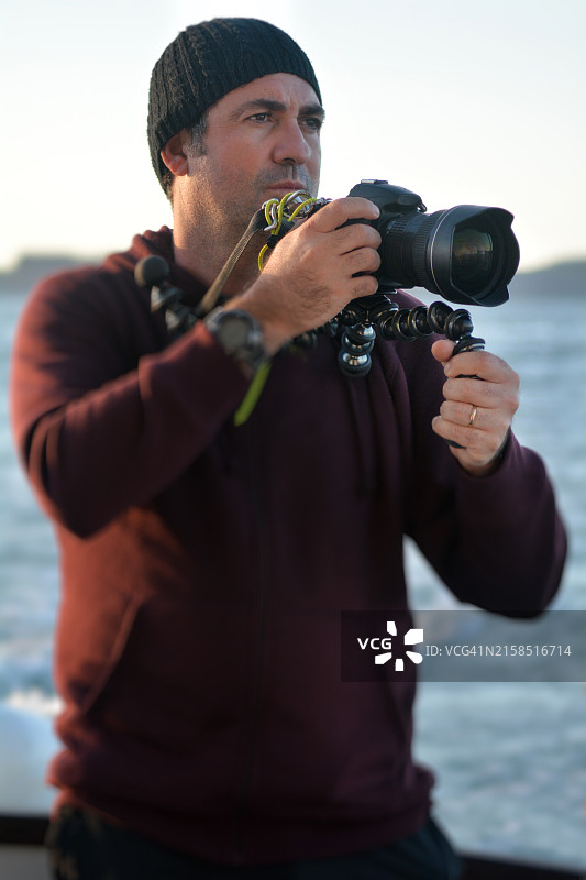 户外使用相机拍摄纪录片旅行摄像师图片素材