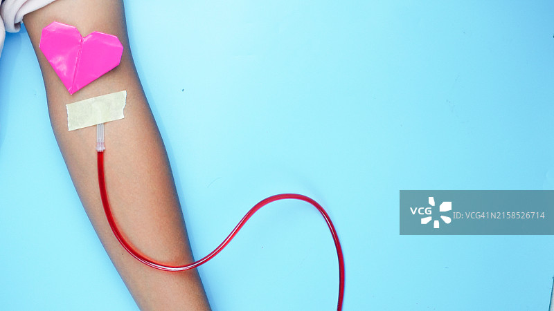 手部献血与爱心符号图片素材