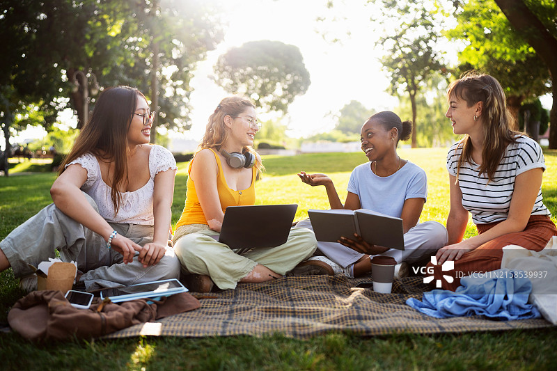 在校园公园一起学习的多元种族女大学生图片素材