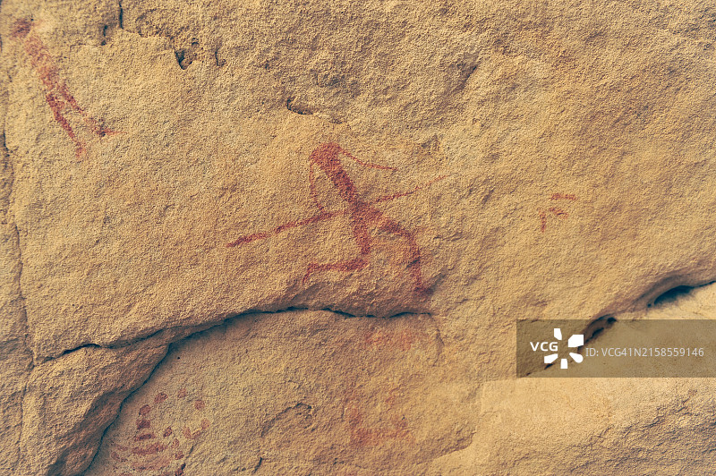 史前艺术 - 绘画 - 阿尔及利亚 - 墙绘 - 沙漠。塔西利·阿杰尔国家公园，红色塔德拉特，阿尔及利亚的岩画图片素材