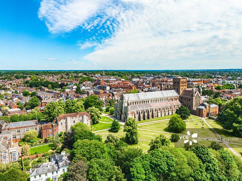 英国赫特福德郡圣奥尔本斯大教堂和城市航拍照片图片素材