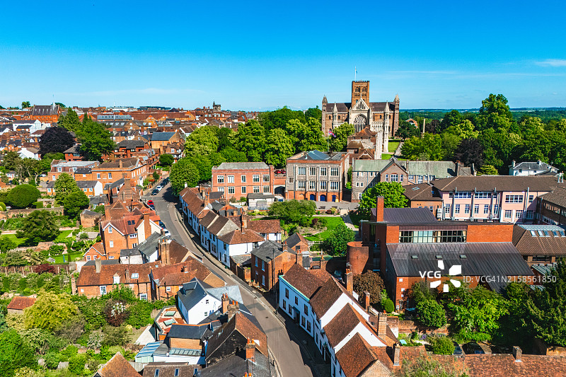 英国赫特福德郡圣奥尔本斯大教堂和城市航拍照片图片素材