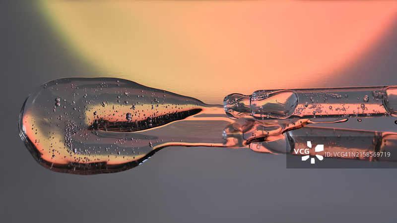 滴有夜用面部精华液的移液器图片素材