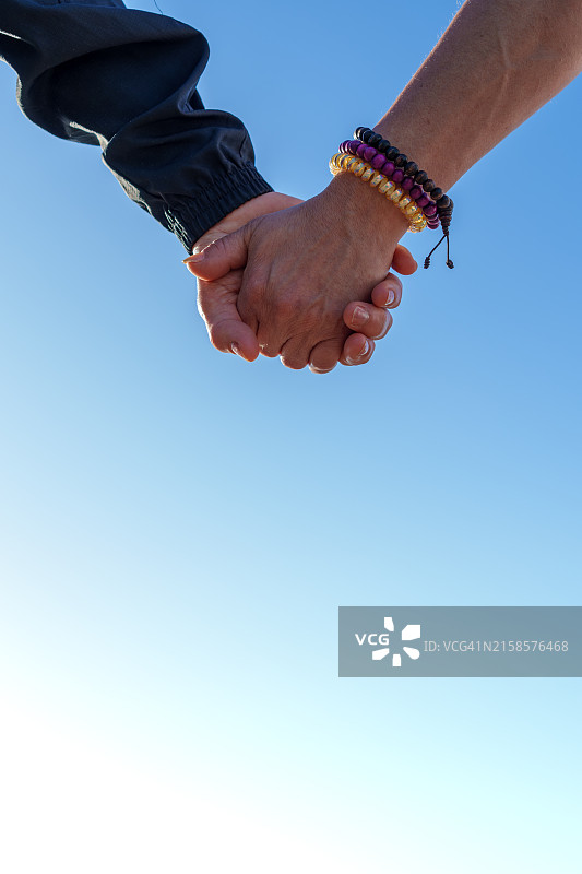 在蓝天下手牵手的情侣图片素材