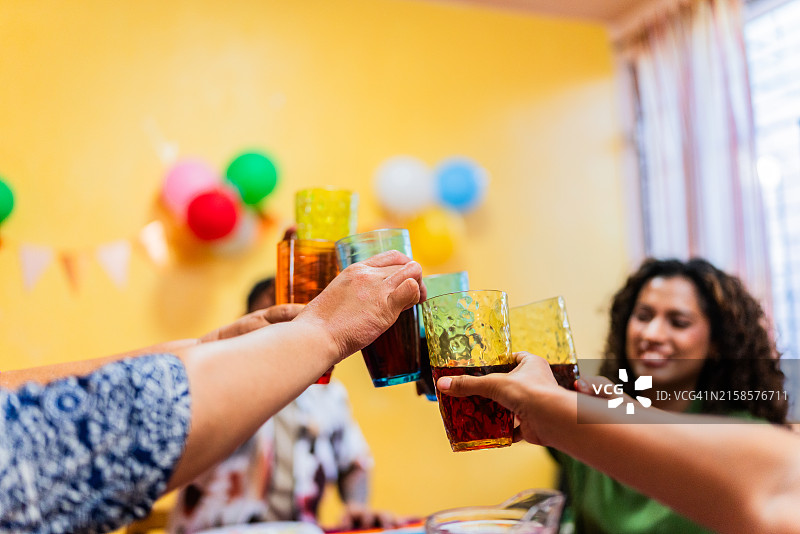 在家敬酒的家庭特写图片素材