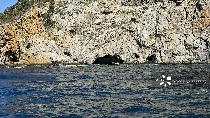 地中海和罗塞斯与卡达克斯之间的岩石海岸线图片素材