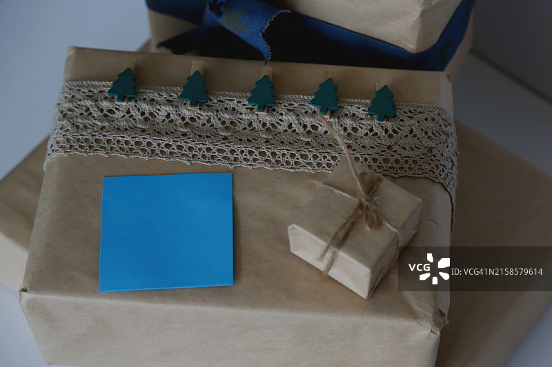 棕色包装盒上的蓝色粘性贴纸图片素材