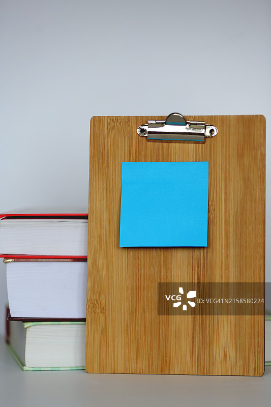 木制桌面收纳盒上的蓝色便签贴纸图片素材