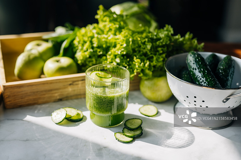 排毒饮食概念：木桌上的绿色蔬菜图片素材