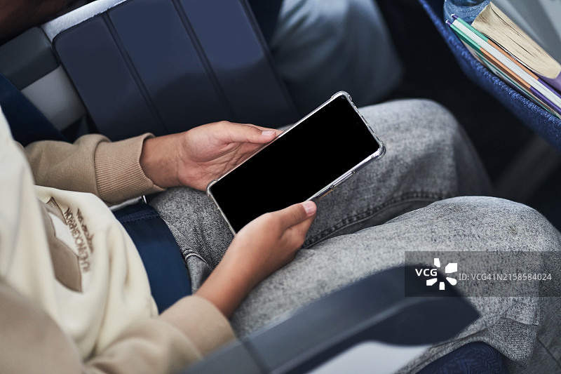 女孩在飞机上使用智能手机样机图片素材